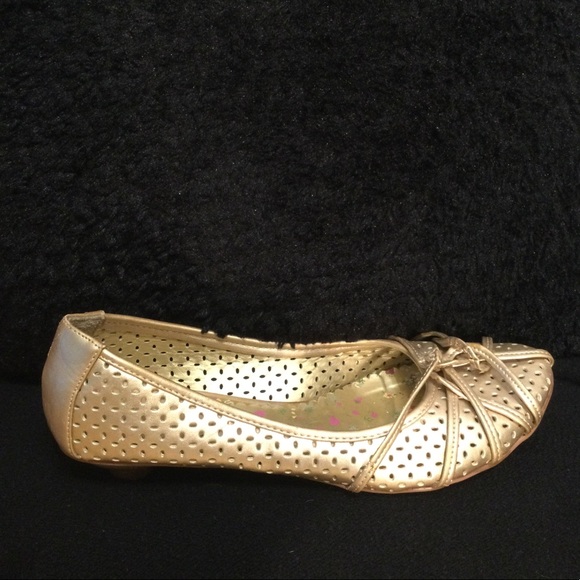 METALLIC GOLD PERFORATED LEATHER FLATS - Picture 4 of 5